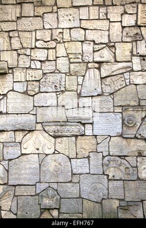 Memorial Wall gebaut ab alte jüdische Grabsteine, Remuh-Synagoge-Friedhof, Kazimierz, Krakau, Polen, Europa Stockfoto