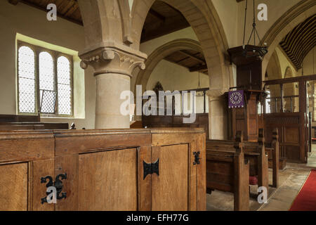 Das ursprüngliche elisabethanischen Interieur der St. Peter Kirche in das winzige Dorf von Brooke in der Nähe von Oakham, Rutland, England Stockfoto