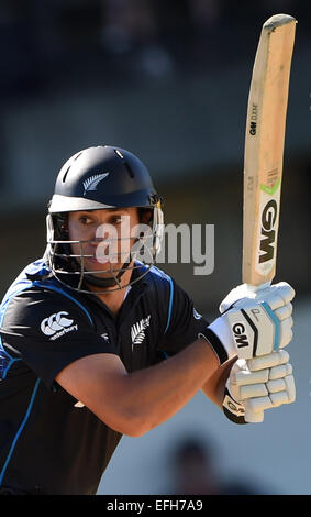 Napier, Neuseeland. 3. Februar 2015. Ross Taylor mit der Wimper. ANZ eintägigen internationalen Cricket Series. Spiel 2 zwischen Neuseeland schwarzen Kappen und Pakistan im McLean Park in Napier, Neuseeland. © Aktion Plus Sport/Alamy Live-Nachrichten Stockfoto