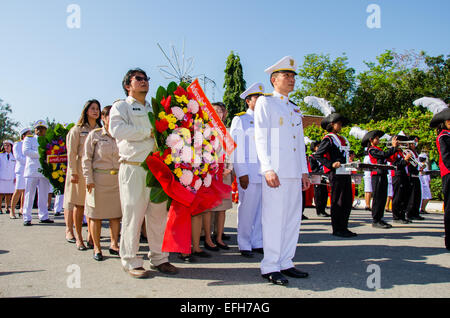 Sing Buri, Thailand. 4. Februar 2015. Nicht identifizierte Bürokrat der Sing Buri Achtung Seele heroischen Menschen Bangrachan (Verteidigung die Nation 277 Jahren war) an den Bangrachan Helden Denkmal, am 4. Februar 2015 in Sing Buri, Thailand. Bildnachweis: Chatchai Somwat/Alamy Live-Nachrichten Stockfoto