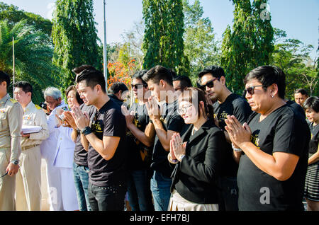 Sing Buri, Thailand. 4. Februar 2015. Nicht identifizierte Personen war Seele heroischen Menschen Bangrachan (Verteidigung die Nation 277 Jahren war) respektieren die Bangrachan Helden Denkmal, am 4. Februar 2015 in Sing Buri, Thailand. Bildnachweis: Chatchai Somwat/Alamy Live-Nachrichten Stockfoto