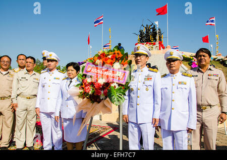 Sing Buri, Thailand. 4. Februar 2015. Nicht identifizierte Bürokrat der Sing Buri Achtung Seele heroischen Menschen Bangrachan (Verteidigung die Nation 277 Jahren war) an den Bangrachan Helden Denkmal, am 4. Februar 2015 in Sing Buri, Thailand. Bildnachweis: Chatchai Somwat/Alamy Live-Nachrichten Stockfoto