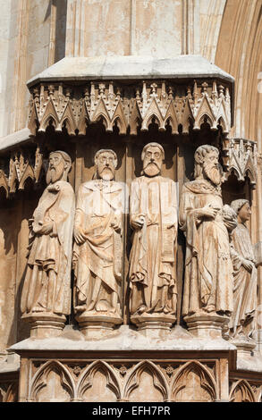 Stein-Figuren der Apostel in den Haupteingang der Kathedrale von Tarragona, Katalonien, Spanien Stockfoto