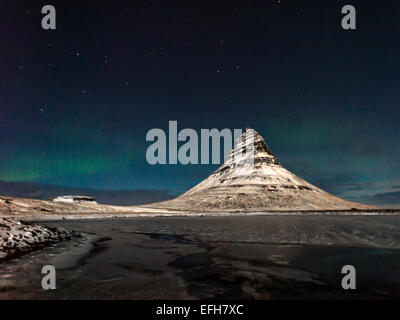 Isländische Szene, Kirkjufell und die Sterne in der nördlichen Hemisphäre in der Nacht. Kirkjufellsa, Grundarfjordur, Island. Stockfoto