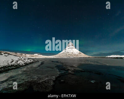 Isländische Szene, Kirkjufell und die Sterne in der nördlichen Hemisphäre in der Nacht. Kirkjufellsa, Grundarfjordur, Island. Stockfoto