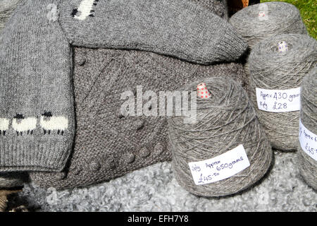 Graue Schafe Wolle Garn bobbins und Strickwaren auf landwirtschaftliche zeigen Marktstand Stockfoto