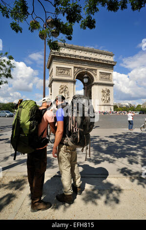 Paris, Arc de Triomphe, Rucksacktouristen Stockfoto