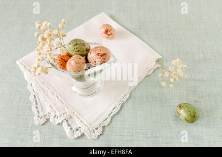 Stillleben mit Schokolade Ostereier und Blumen aus Serie elegante desserts Stockfoto