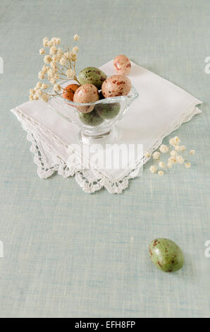 Stillleben mit Schokolade Ostereier und Blumen aus Serie elegante desserts Stockfoto