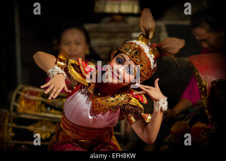 Junge Mädchen, die Durchführung einer traditionellen balinesischen Tanz auf der Bühne in Ubud, Bali Stockfoto