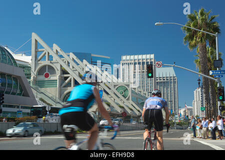 RADFAHRER AUF DER STRASSE KONGRESSZENTRUM (©ARTHUR ERICKSON 1989) MARINA DISTRICT DOWNTOWN SAN DIEGO KALIFORNIEN USA Stockfoto