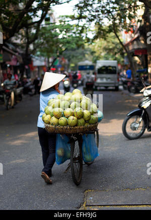 Eine typische Straßenhändler in Hanoi Vietnam Stockfoto