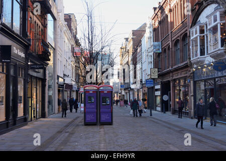 King Street in Manchester, eine gehobene Einkaufsviertel von Modegeschäften und Juwelieren. Stockfoto