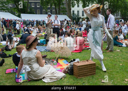 Den 10 Jahrestag der Chap-Olympiade. Eine Schneiderei Versammlung von Chaps und Chapesses in Bloomsbury, London. Chap-Sportarten sind bei einem Picknick auf dem Platz, London, England statt. Stockfoto