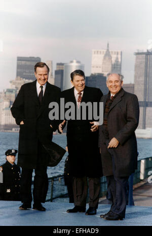 US-Präsident Ronald Reagan mit sowjetischen General Secretary Mikhail Gorbachev und Vize-Präsident George Bush posieren mit Manhattan als Kulisse während der New York-Gipfel 7. Dezember 1988 in Governors Island, New York. Stockfoto