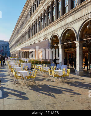 Im Freien Tische und Stühle In Piazza San Marco Venedig Veneto Italien Europa Stockfoto