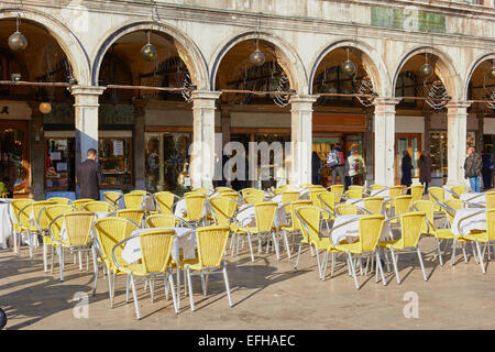 Im Freien Tische und Stühle In Piazza San Marco Venedig Veneto Italien Europa Stockfoto