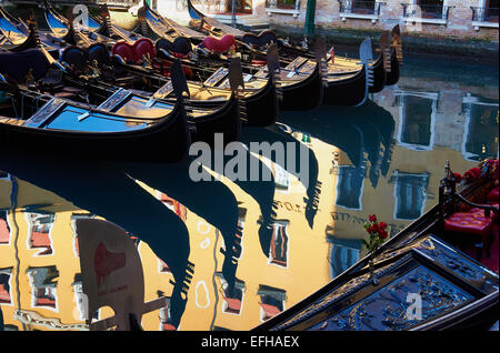 Romantische venezianische Szene mit Ankern Gondeln und Reflexionen Venedig Veneto Italien Europa Stockfoto