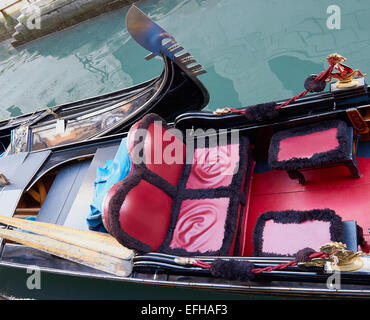 Dekorative rote innere der Gondel Venedig Veneto Italien Europa Stockfoto