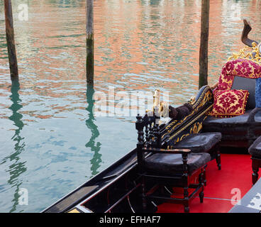 Dekorative rote innere der Gondel Venedig Veneto Italien Europa Stockfoto