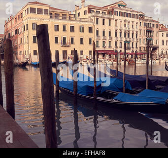 Gondeln auf dem Canal Grande Venedig Veneto Italien Europa festgemacht Stockfoto