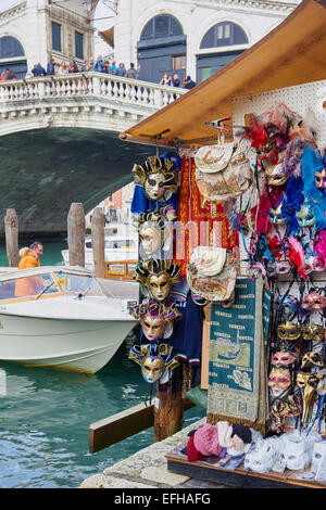 Masken zum Verkauf auf Souvenir-Stall in der Nähe von Rialto Brücke Venedig Veneto Italien Europa Stockfoto