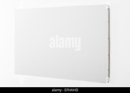 Weiße Leinwand auf weißen Wand Stockfoto