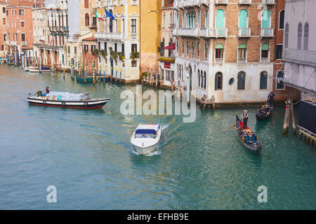 Gondeln Motorboot und Lieferung Boot am Canal Grande Venedig Veneto Italien Europa Stockfoto