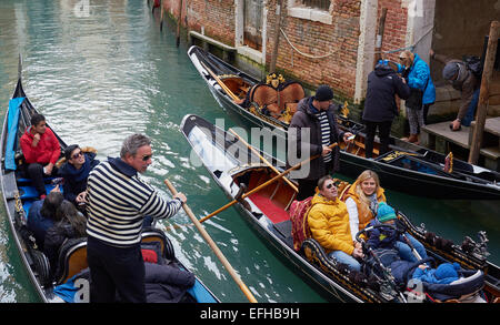 Drei Gondeln an einem Kanal Venedig Veneto Italien Europa Stockfoto