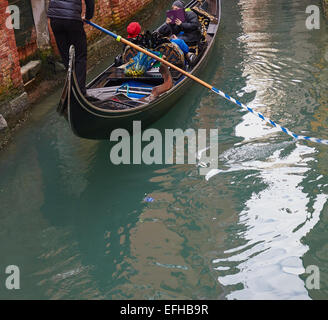 Gondoliere Rudern Touristen auf einer Gondel, Venedig, Veneto, Italien, Europa. Stockfoto