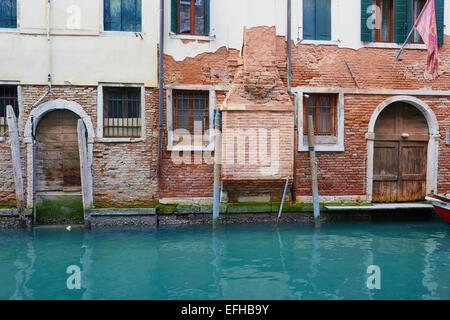 Venezianische Flagge hängt von der typischen verwitterten Häuser am Kanal Venedig Veneto Italien Europa Stockfoto