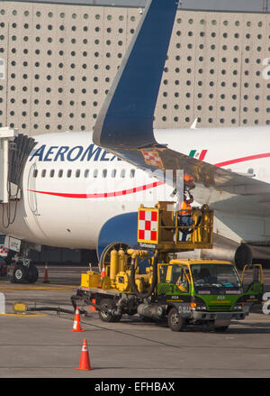 Mexiko-Stadt, Mexiko - Arbeitnehmer tanken ein AeroMexico Jet am Flughafen Benito Juárez. Stockfoto