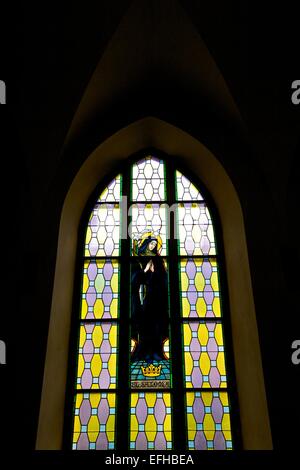 Stanislaw Wyspianski entwarf Kirchenfenster, Kirche des Hl. Franziskus von Assisi, Krakau, Polen, Europa Stockfoto