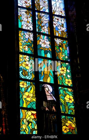 Stanislaw Wyspianski entwarf Kirchenfenster, Kirche des Hl. Franziskus von Assisi, Krakau, Polen, Europa Stockfoto