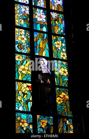 Stanislaw Wyspianski entwarf Kirchenfenster, Kirche des Hl. Franziskus von Assisi, Krakau, Polen, Europa Stockfoto