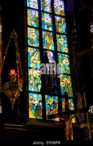 Stanislaw Wyspianski entwarf Kirchenfenster, Kirche des Hl. Franziskus von Assisi, Krakau, Polen, Europa Stockfoto