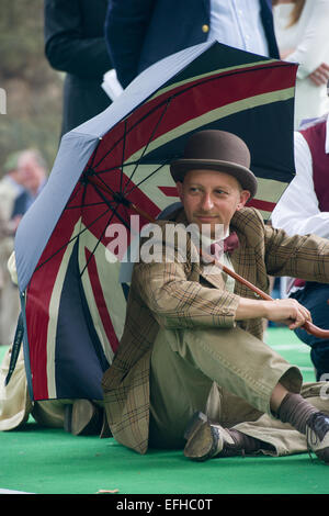 Den 10 Jahrestag der Chap-Olympiade. Eine Schneiderei Versammlung von Chaps und Chapesses in Bloomsbury, London. Chap-Sportarten sind bei einem Picknick auf dem Platz, London, England statt. Stockfoto