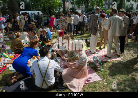 Den 10 Jahrestag der Chap-Olympiade. Eine Schneiderei Versammlung von Chaps und Chapesses in Bloomsbury, London. Chap-Sportarten sind bei einem Picknick auf dem Platz, London, England statt. Stockfoto