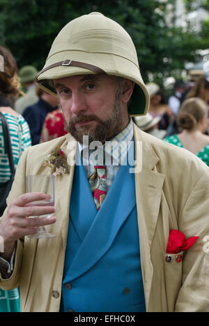 Den 10 Jahrestag der Chap-Olympiade. Eine Schneiderei Versammlung von Chaps und Chapesses in Bloomsbury, London. Chap-Sportarten sind bei einem Picknick auf dem Platz, London, England statt. Stockfoto