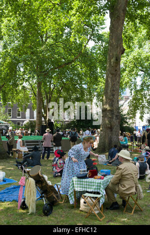 Den 10 Jahrestag der Chap-Olympiade. Eine Schneiderei Versammlung von Chaps und Chapesses in Bloomsbury, London. Chap-Sportarten sind bei einem Picknick auf dem Platz, London, England statt. Stockfoto