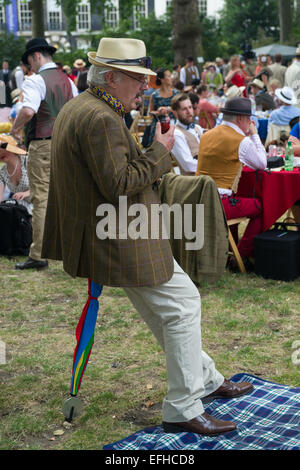 Den 10 Jahrestag der Chap-Olympiade. Eine Schneiderei Versammlung von Chaps und Chapesses in Bloomsbury, London. Chap-Sportarten sind bei einem Picknick auf dem Platz, London, England statt. Stockfoto