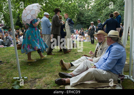 Den 10 Jahrestag der Chap-Olympiade. Eine Schneiderei Versammlung von Chaps und Chapesses in Bloomsbury, London. Chap-Sportarten sind bei einem Picknick auf dem Platz, London, England statt. Stockfoto