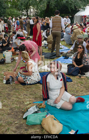 Den 10 Jahrestag der Chap-Olympiade. Eine Schneiderei Versammlung von Chaps und Chapesses in Bloomsbury, London. Chap-Sportarten sind bei einem Picknick auf dem Platz, London, England statt. Stockfoto