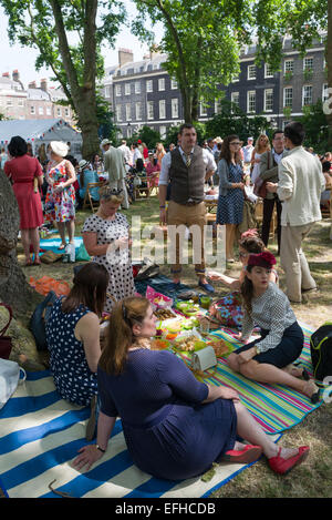 Den 10 Jahrestag der Chap-Olympiade. Eine Schneiderei Versammlung von Chaps und Chapesses in Bloomsbury, London. Chap-Sportarten sind bei einem Picknick auf dem Platz, London, England statt. Stockfoto