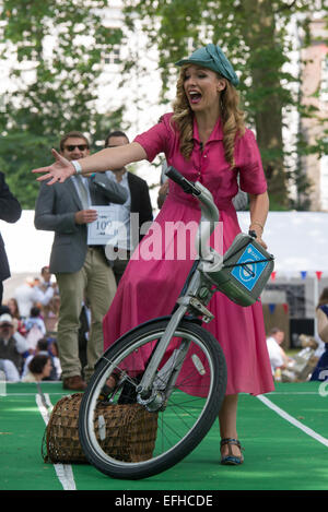 Den 10 Jahrestag der Chap-Olympiade. Eine Schneiderei Versammlung von Chaps und Chapesses in Bloomsbury, London. Lady, die Teilnahme an der Tee-Verfolgung, London, England Stockfoto