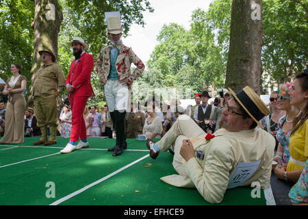 Den 10 Jahrestag der Chap-Olympiade. Eine Schneiderei Versammlung von Chaps und Chapesses in Bloomsbury, London. Chap-Sportarten sind bei einem Picknick auf dem Platz, London, England statt. Stockfoto