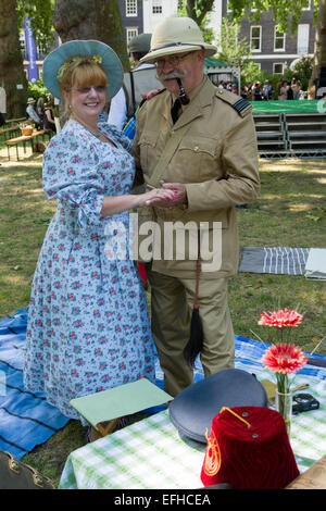 Den 10 Jahrestag der Chap-Olympiade. Eine Schneiderei Versammlung von Chaps und Chapesses in Bloomsbury, London. Chap-Sportarten sind bei einem Picknick auf dem Platz, London, England statt. Stockfoto