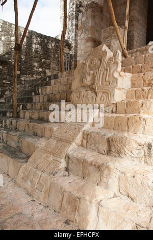 Kopf der Schlange Schnitzen in der Treppe. Geschnitzte Verzierungen am unteren Ende der Treppe von der Akropolis auf der südwestlichen Seite Stockfoto