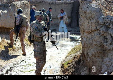 Ein amerikanischer Soldat mit der 3. Kavallerie-Regiment hält und Auge für Taliban Aufständische während einer gemeinsamen Patrouille mit tschechischen und afghanische Soldaten in einem Dorf 27. Januar 2015 in Parwan Provinz, Afghanistan. Stockfoto