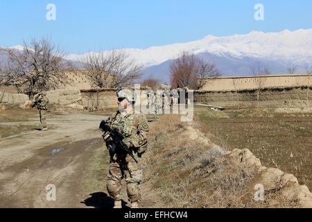 Ein amerikanischer Soldat mit der 3. Kavallerie-Regiment hält und Auge für Taliban Aufständische während einer gemeinsamen Patrouille mit tschechischen und afghanische Soldaten in einem Dorf 27. Januar 2015 in Parwan Provinz, Afghanistan. Stockfoto